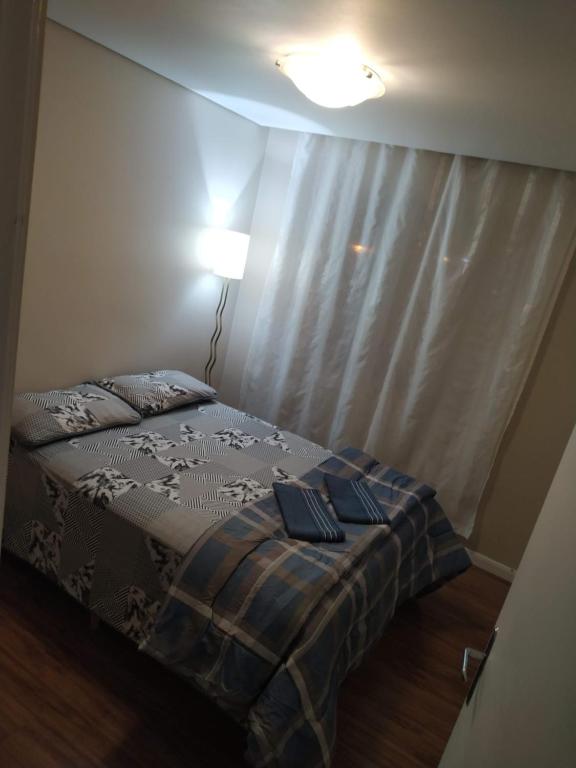 Un pat sau paturi într-o cameră la Apartamento Tranquilo Próximo ao Aeroporto. Sem taxa de limpeza
