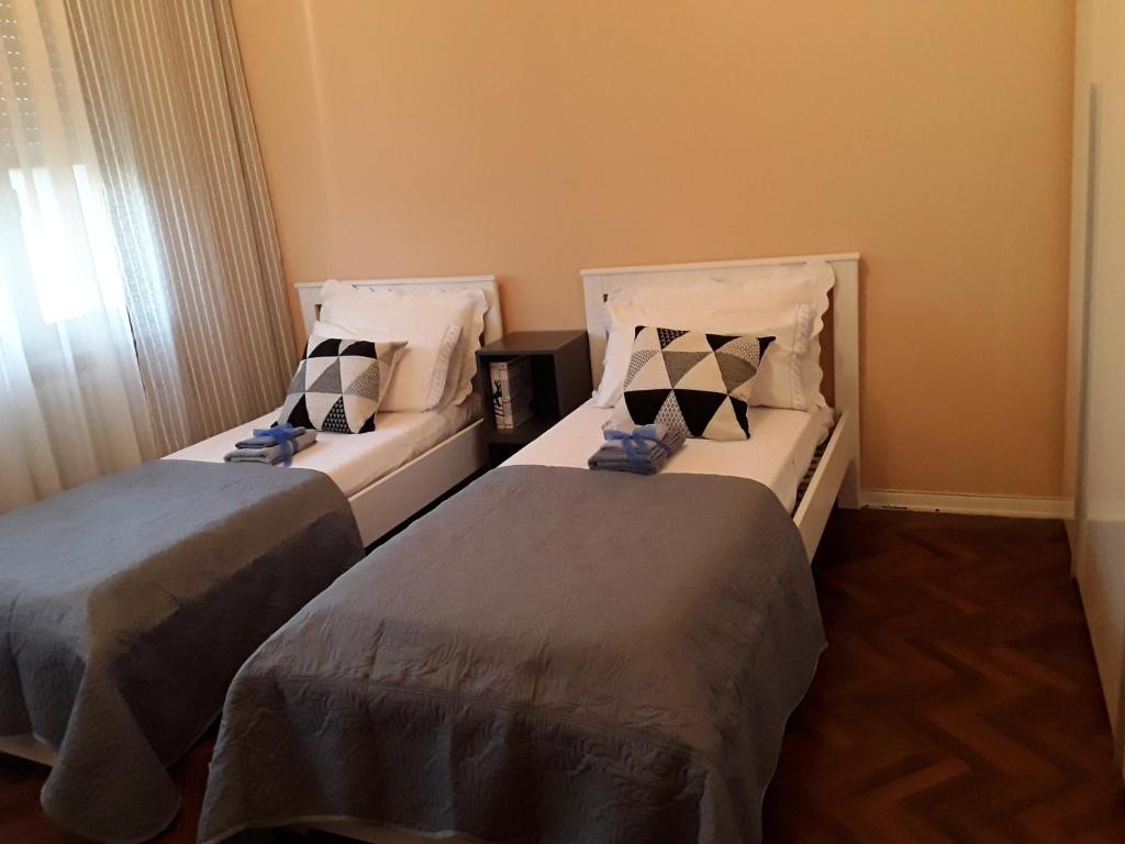 A bed or beds in a room at Kevin House