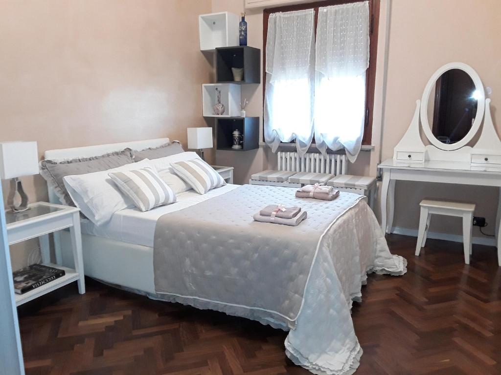 A bed or beds in a room at Kevin House