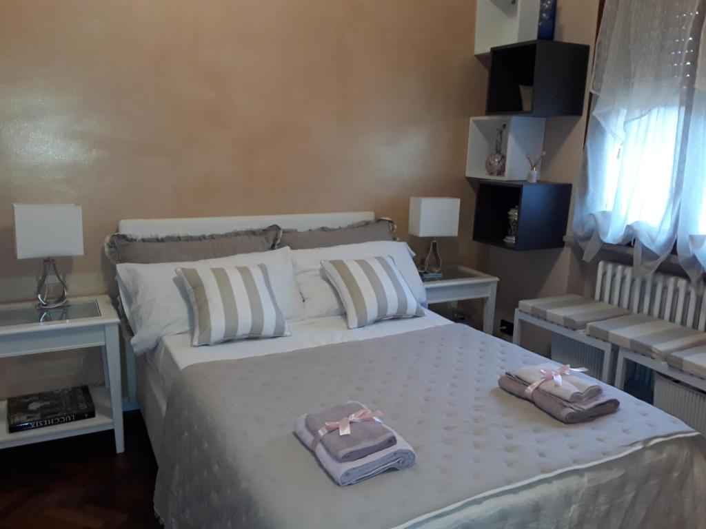 A bed or beds in a room at Kevin House