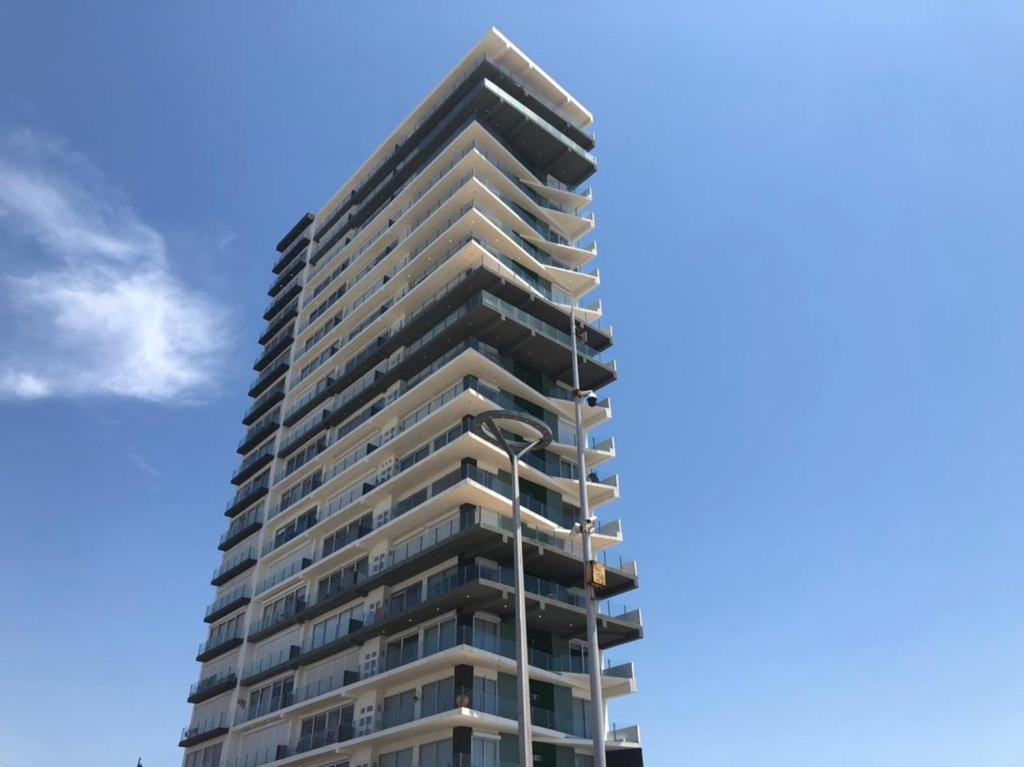 马萨特兰Departamento de lujo en el Malecón的前面有路灯的高楼