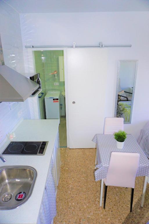Kuchnia lub aneks kuchenny w obiekcie LOFT - GARAJE - TERRAZA PRIVADA Junto al Parque y Playa