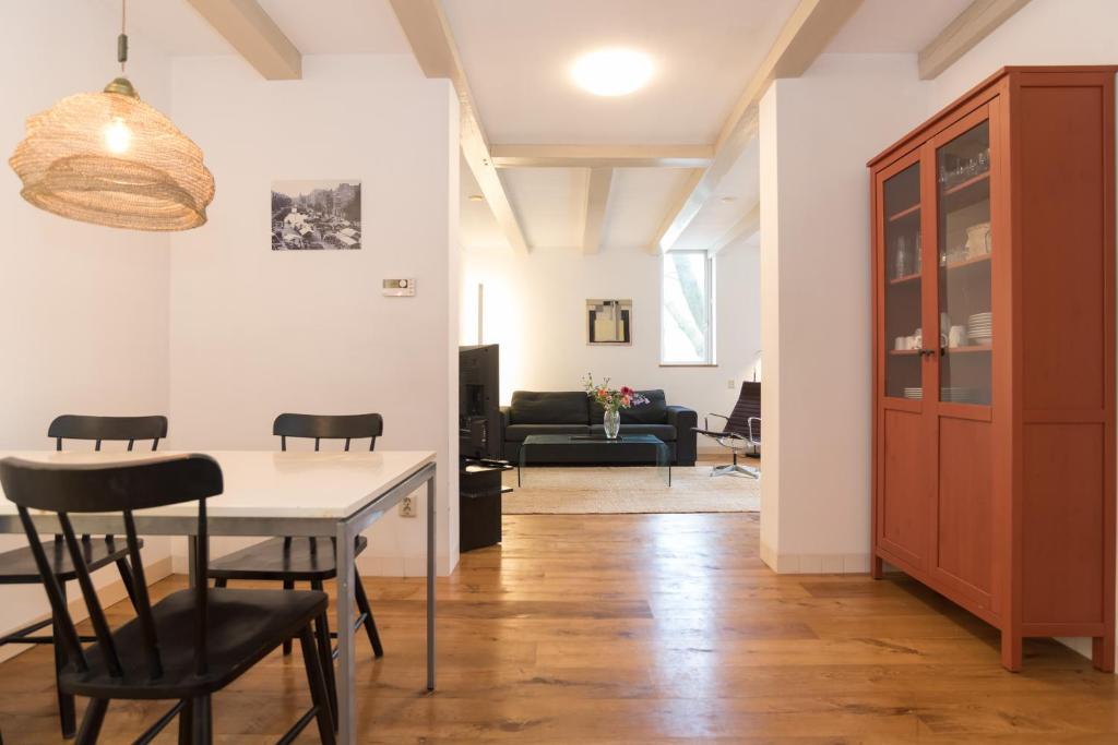 una cucina e un soggiorno con tavolo e sedie di Kloveniers Studio ad Amsterdam