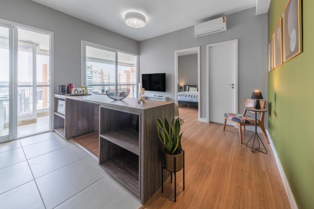  Apartamento completo com varanda - Vila Olímpia