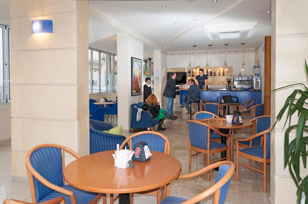A seating area at Hotel Ave