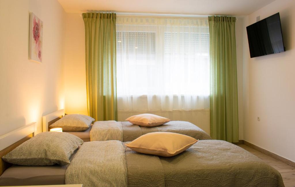 Ein Bett oder Betten in einem Zimmer der Unterkunft Apartman i studio apartman Vitana