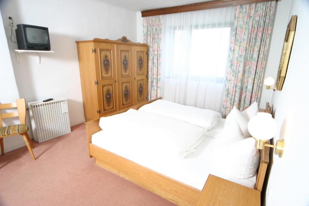 Postel nebo postele na pokoji v ubytování Hotel Zum Stemplinger Hansl