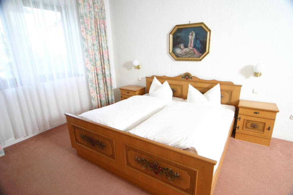 Postel nebo postele na pokoji v ubytování Hotel Zum Stemplinger Hansl
