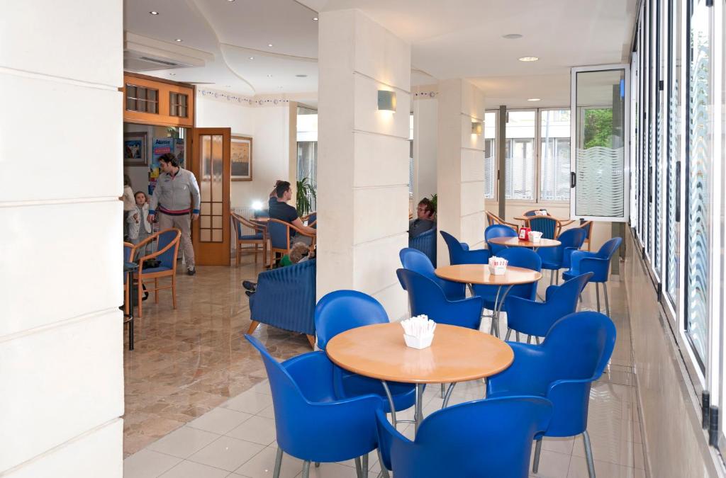 A seating area at Hotel Ave
