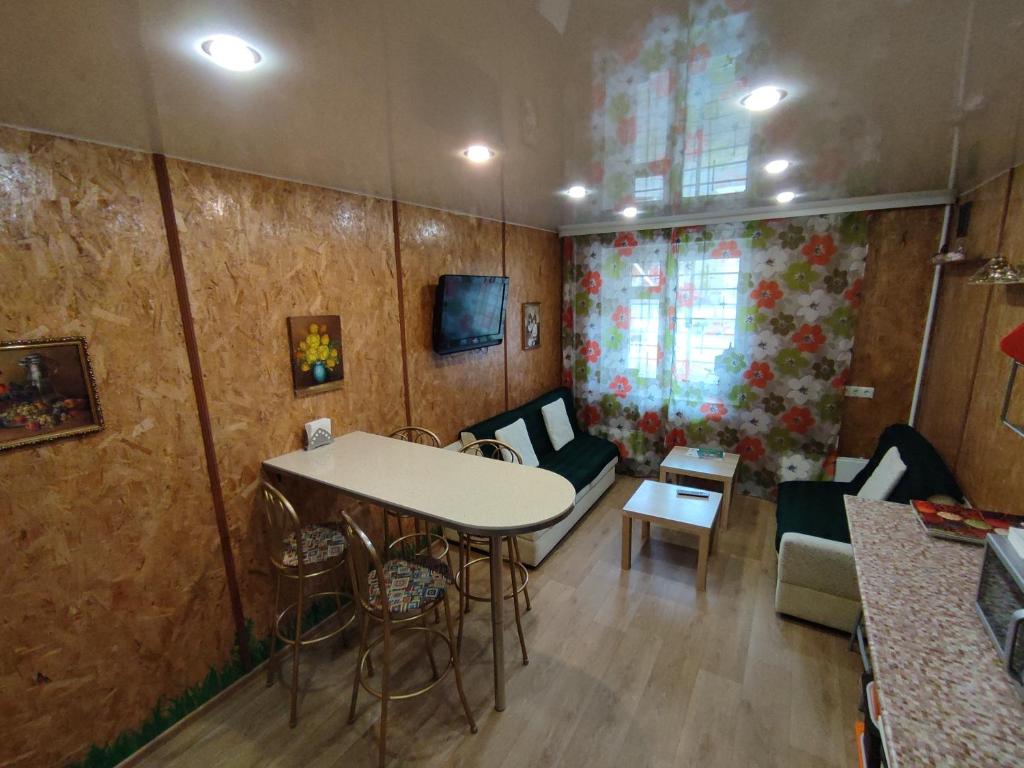 エカテリンブルクにあるMiniHotel VAVILONの小さなリビングルーム(テーブル、椅子付)
