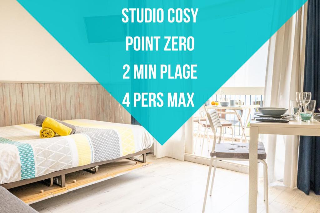 Ce lit se trouve dans un dortoir doté d'une table et d'un bureau. dans l'établissement CEL'STUDIO-Parking privé-Clim réversible -Balcon-Lave-linge-Lit - POINT ZERO, à La Grande Motte