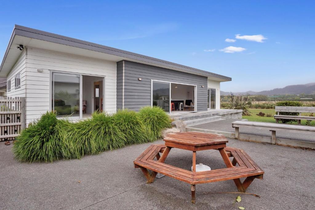 A Reel Retreat - Waihi Beach Holiday Home - Housity