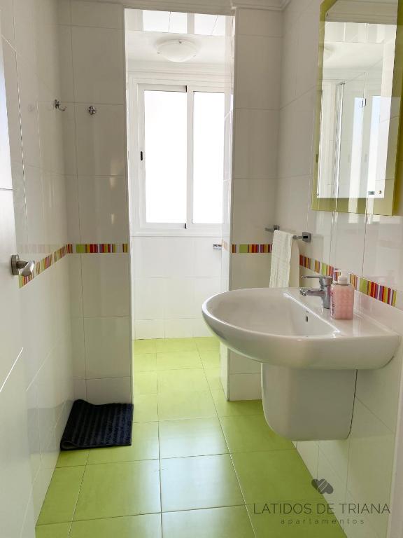 Koupelna v ubytování Latidos de Triana - Apartamento en Triana totalmente equipado