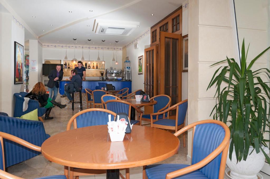 A seating area at Hotel Ave