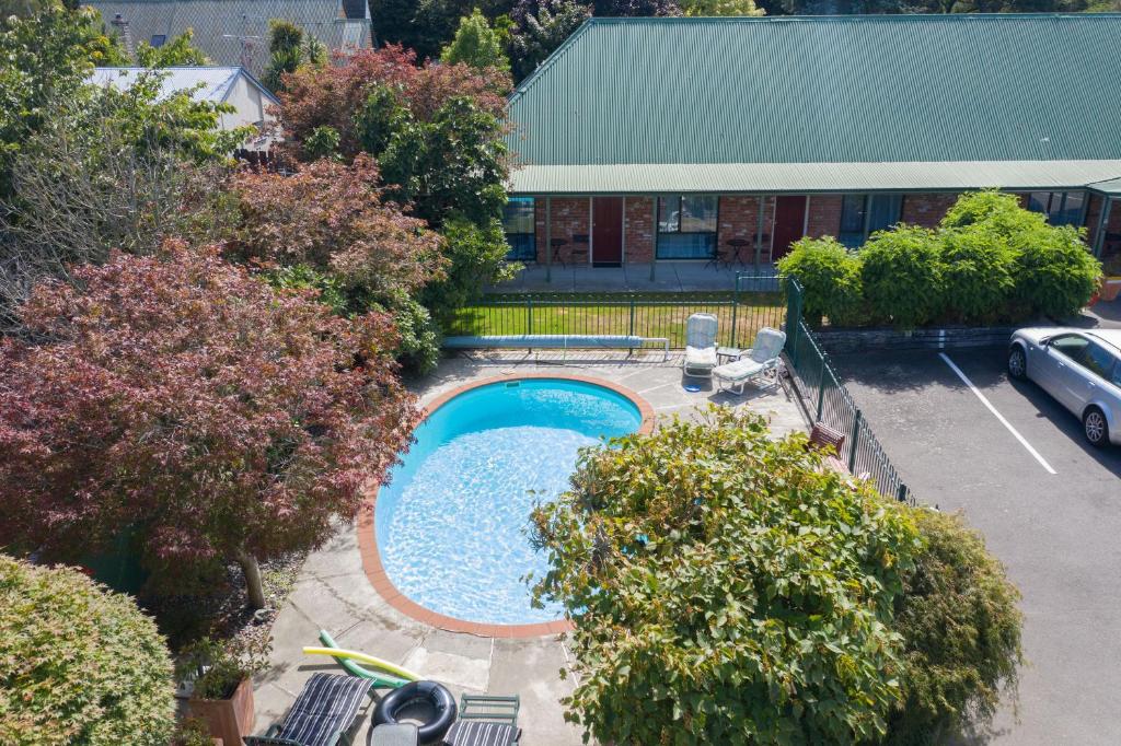 an overhead view of a swimming pool in front of a building at Ashburton's Regency Motel in Ashburton