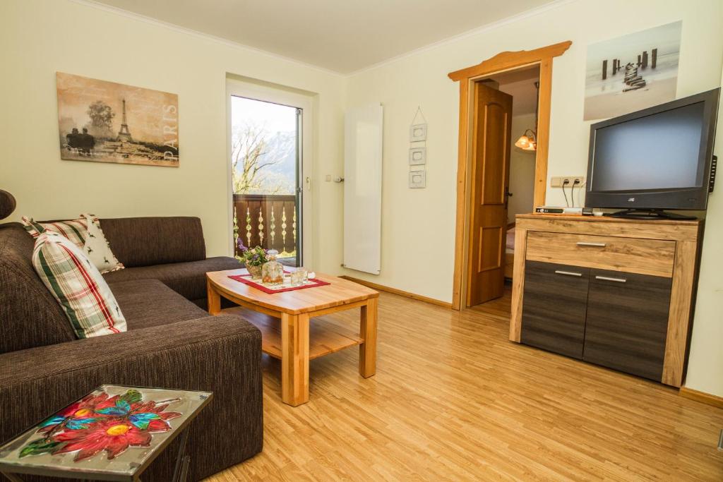 TV a/nebo společenská místnost v ubytování Haus Bergland