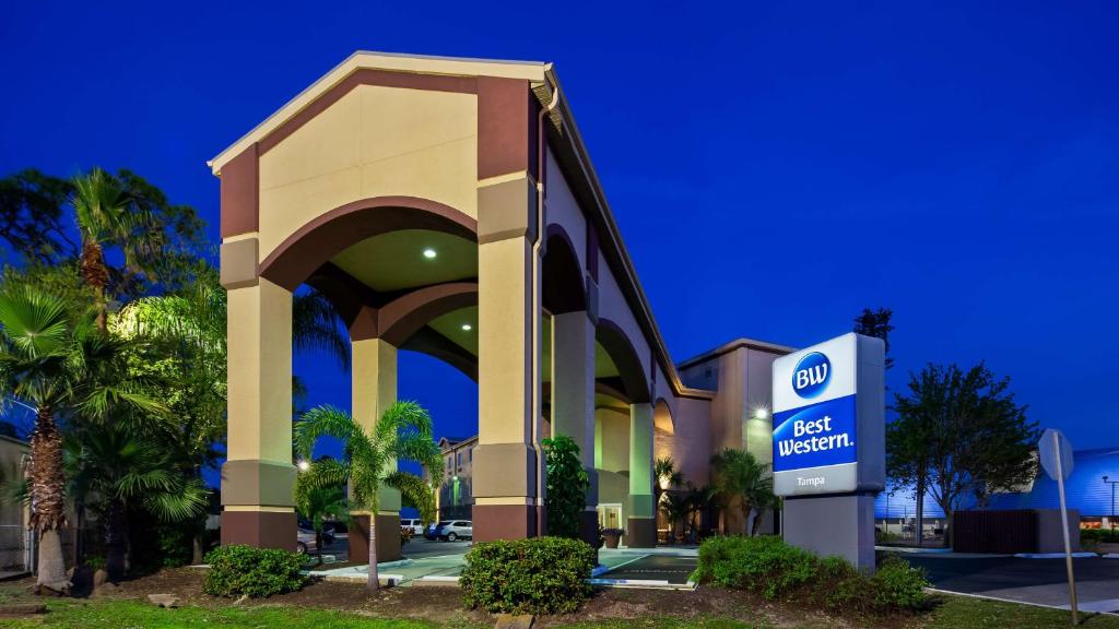 un benzinaio con un cartello davanti di Best Western Tampa a Tampa