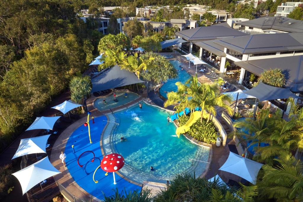 eine Aussicht auf einen Pool in einem Resort in der Unterkunft RACV Noosa Resort in Noosa Heads