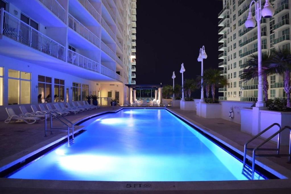 una gran piscina en un edificio por la noche en Modern and Luxurious Brickell Studio en Miami