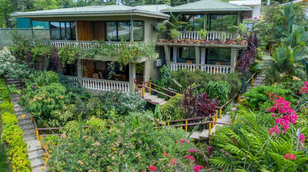 dom z ogrodem pełnym kwiatów i roślin w obiekcie Jacamar Corcovado Drake Bay w mieście Bahía Drake