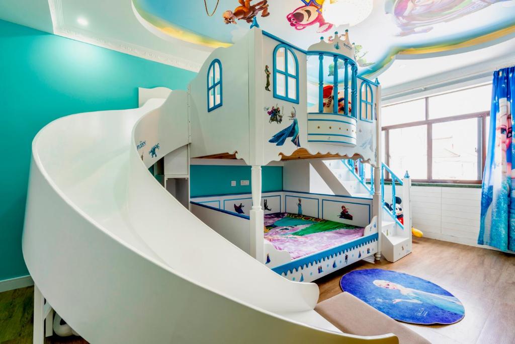 a childs play room with an indoor slide at 星辰亲子民宿 in Shanghai