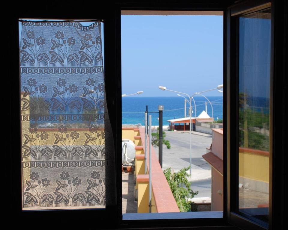 アヴォラにあるApartment Rentals Sicilyの通りと海の景色を望む窓