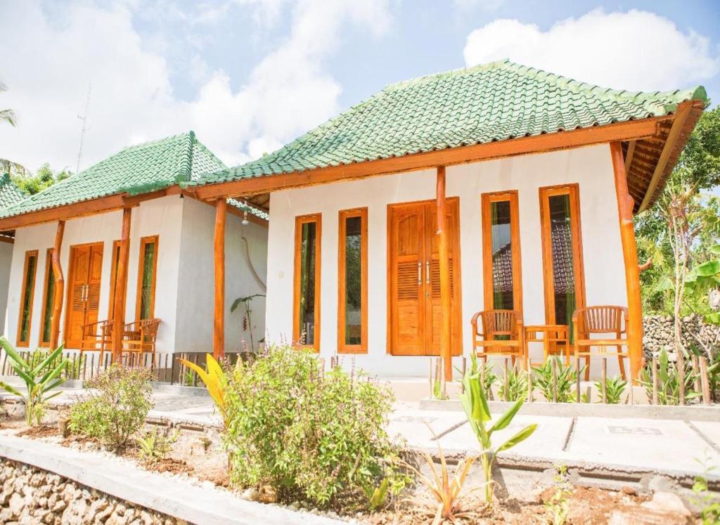 a small house with a green roof at Green Kubu Asri Villa in Nusa Penida