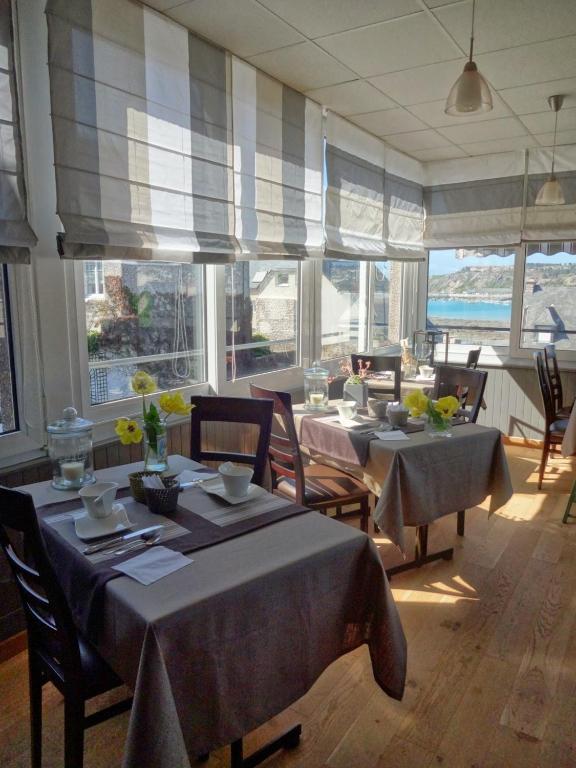 Restaurace v ubytování Hôtel Beauséjour Erquy