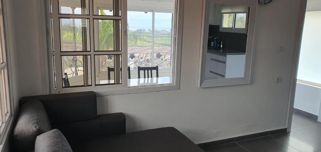 TV a/nebo společenská místnost v ubytování The Lake House