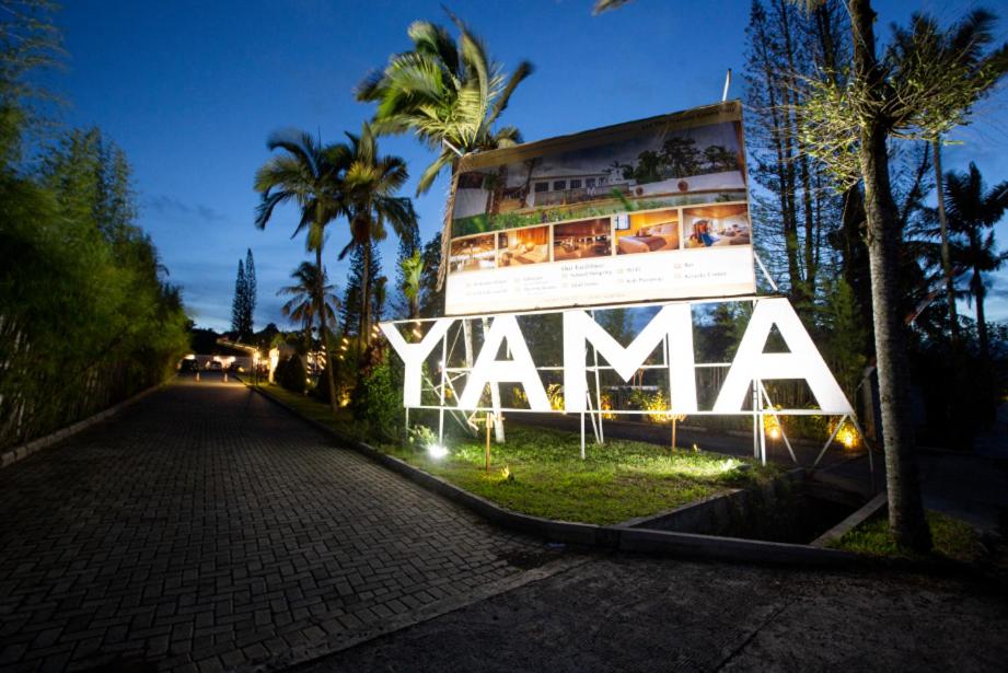 un edificio con un cartel que dice yamana en él en Yama Resort Indonesia, en Tondano