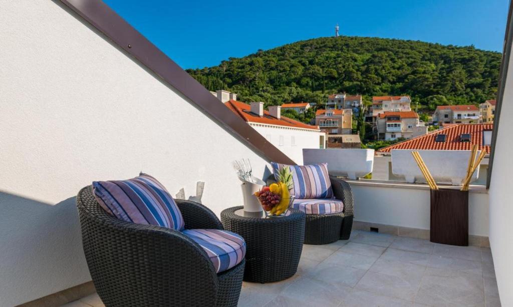 balcón con sillas y vistas a la ciudad en Apartments Arla Exclusive, en Dubrovnik