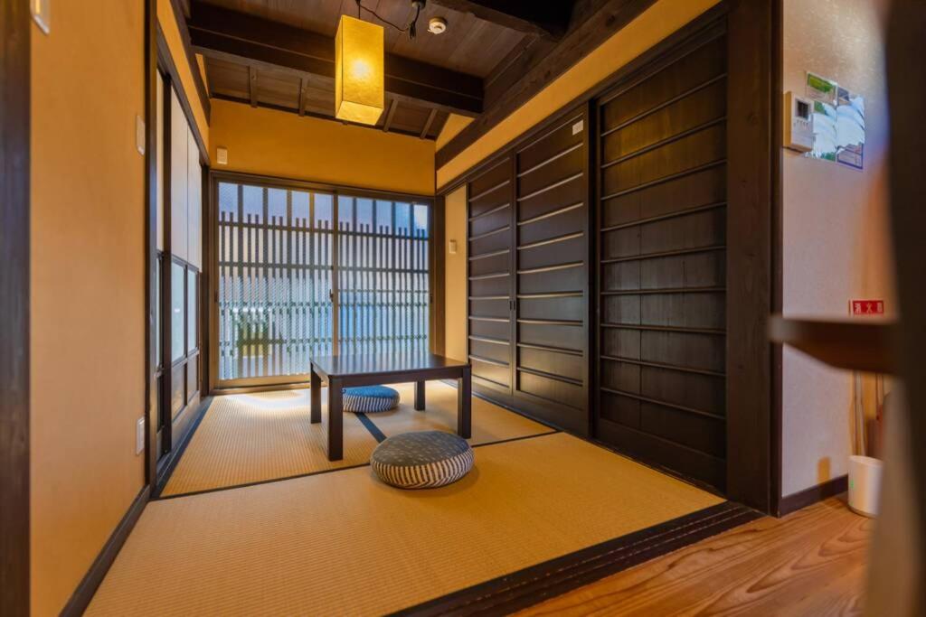 慶有魚·二条城(Kyotofish·Nijojo)*百年町屋青石板*庭院浴缸*二条站6分钟*民宿认证 객실 침대