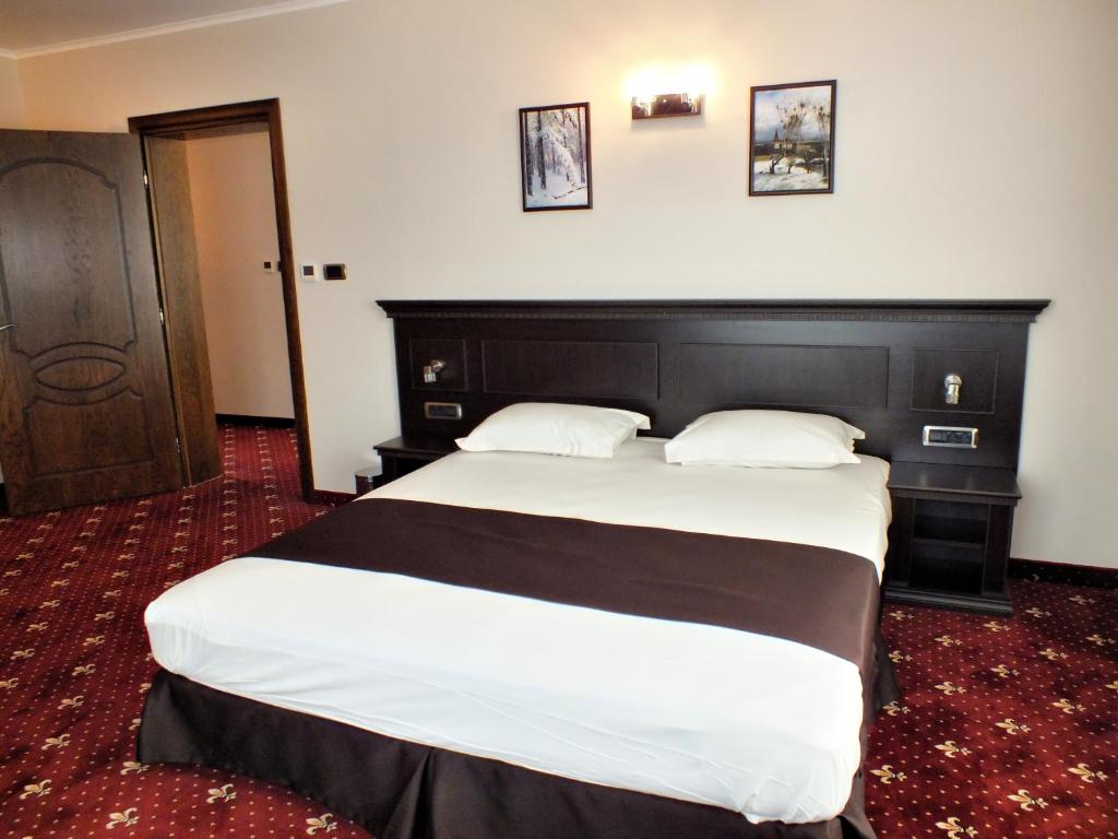 A bed or beds in a room at Hotel Dragalevtsi