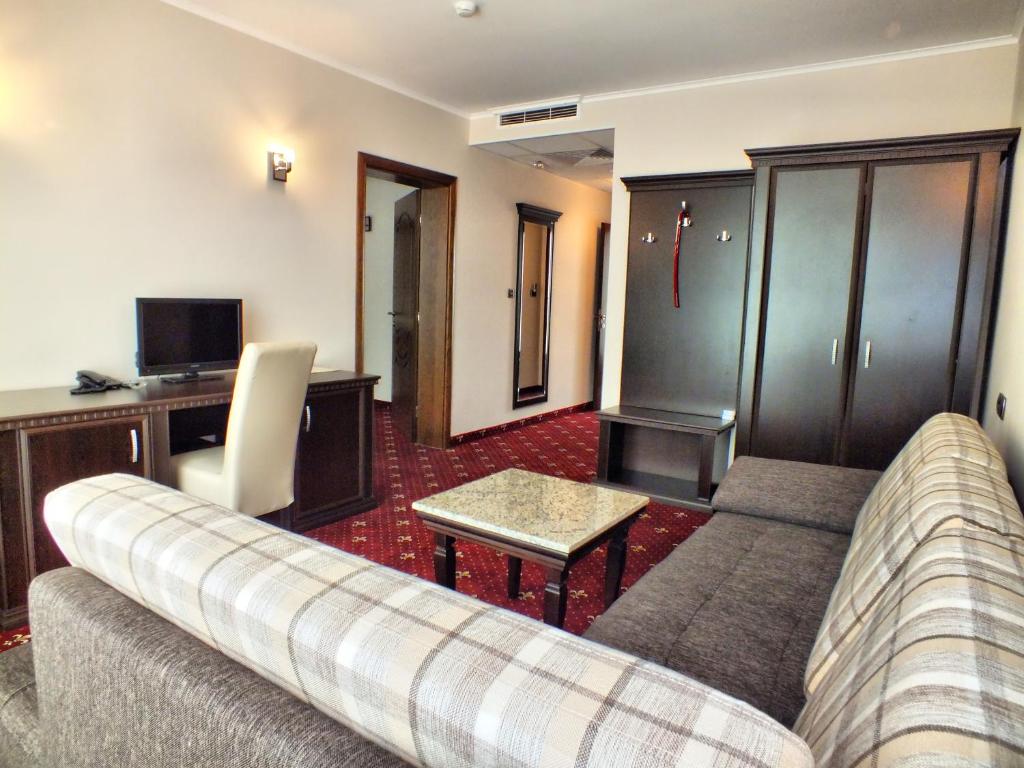 A television and/or entertainment centre at Hotel Dragalevtsi
