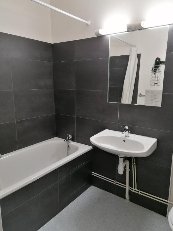 Koupelna v ubytování Hôtel Le Verger