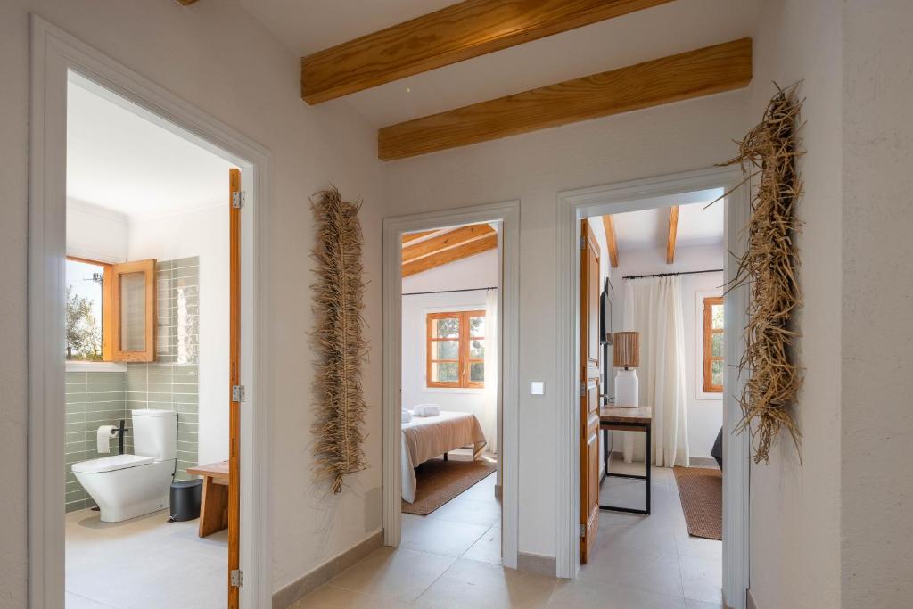 Postel nebo postele na pokoji v ubytování Villa Can Canavaret by SunVillas Mallorca