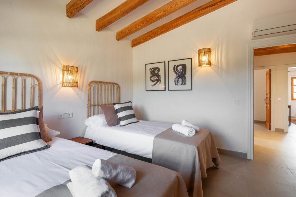 Postel nebo postele na pokoji v ubytování Villa Can Canavaret by SunVillas Mallorca