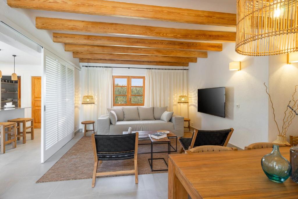 TV a/nebo společenská místnost v ubytování Villa Can Canavaret by SunVillas Mallorca