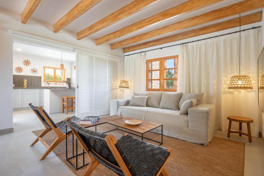 Posezení v ubytování Villa Can Canavaret by SunVillas Mallorca