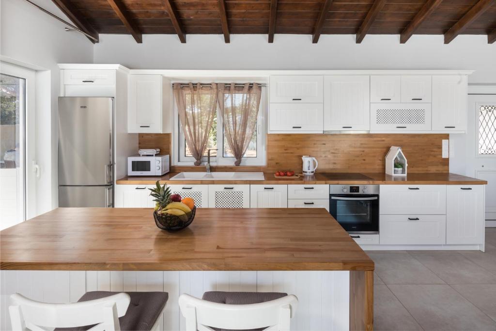 Kuchyň nebo kuchyňský kout v ubytování Villa Alonaki Bay