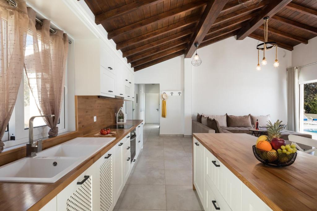 Kuchyň nebo kuchyňský kout v ubytování Villa Alonaki Bay
