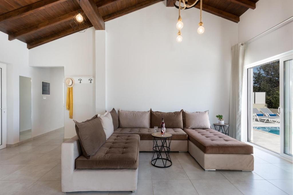 Posezení v ubytování Villa Alonaki Bay