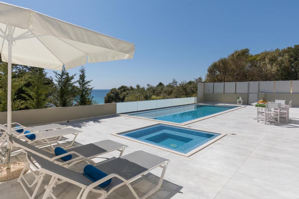 Bazén v ubytování Villa Alonaki Bay nebo v jeho okolí
