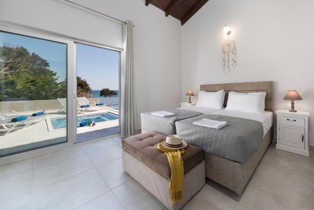 Postel nebo postele na pokoji v ubytování Villa Alonaki Bay