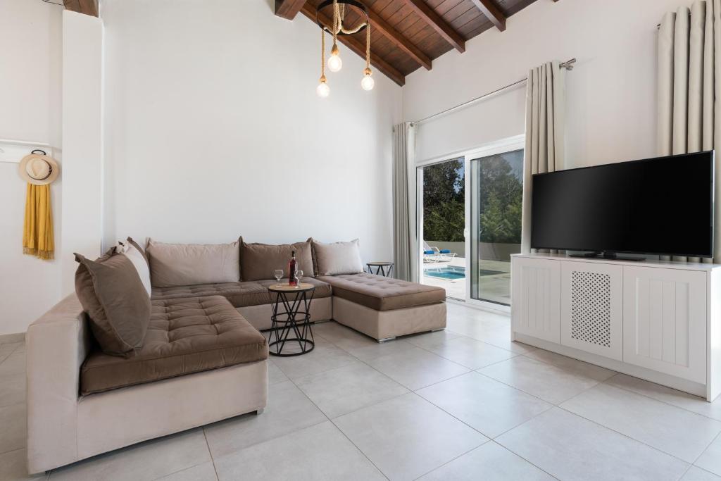TV a/nebo společenská místnost v ubytování Villa Alonaki Bay