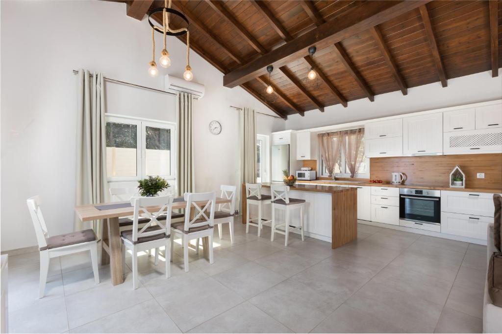 Kuchyň nebo kuchyňský kout v ubytování Villa Alonaki Bay