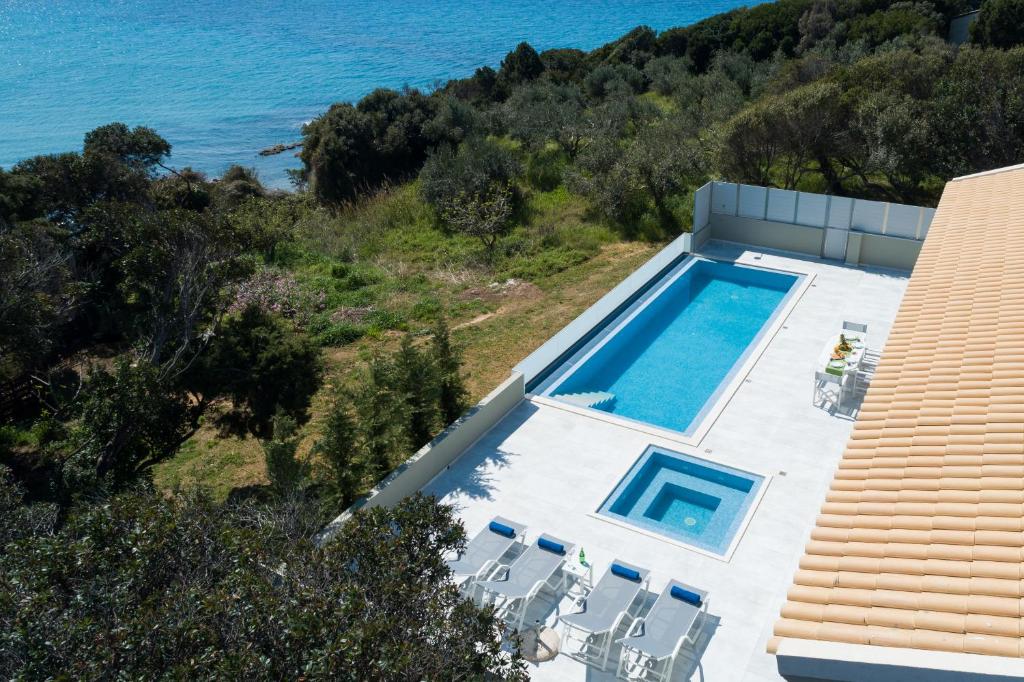Bazén v ubytování Villa Alonaki Bay nebo v jeho okolí