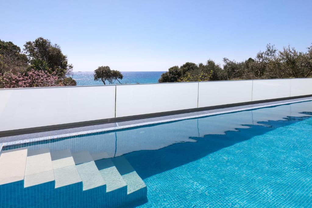 Bazén v ubytování Villa Alonaki Bay nebo v jeho okolí