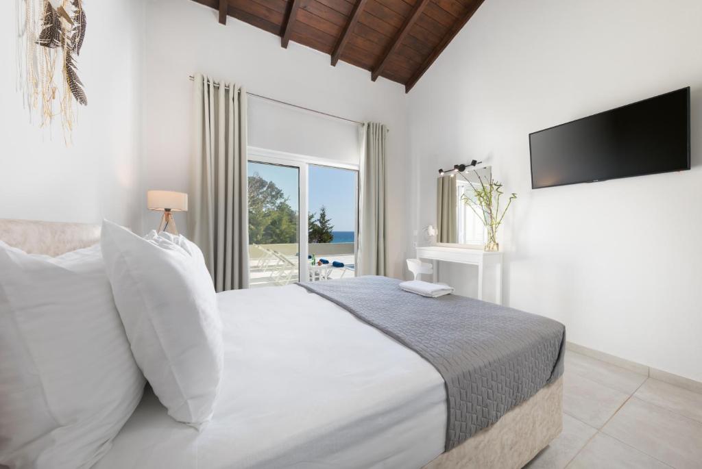 TV a/nebo společenská místnost v ubytování Villa Alonaki Bay