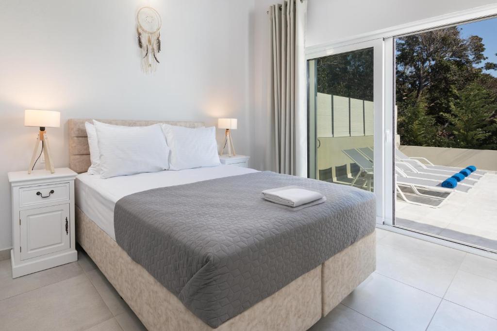 Postel nebo postele na pokoji v ubytování Villa Alonaki Bay